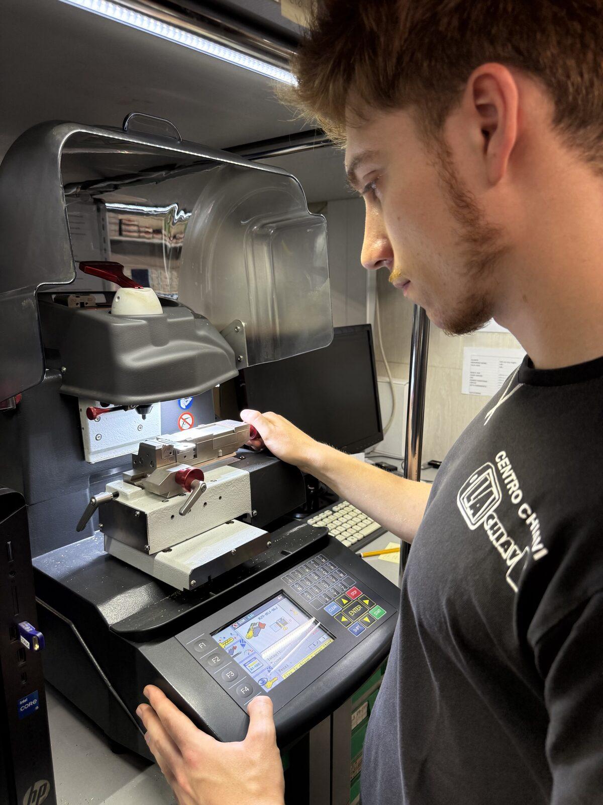 Giacomo al lavoro su una duplicatrice elettronica del laboratorio
