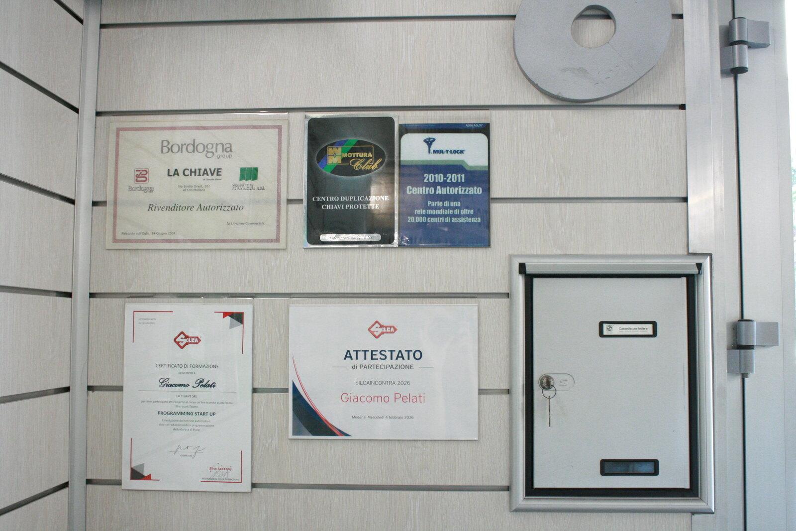 Attestati e riconoscimenti esposti in negozio